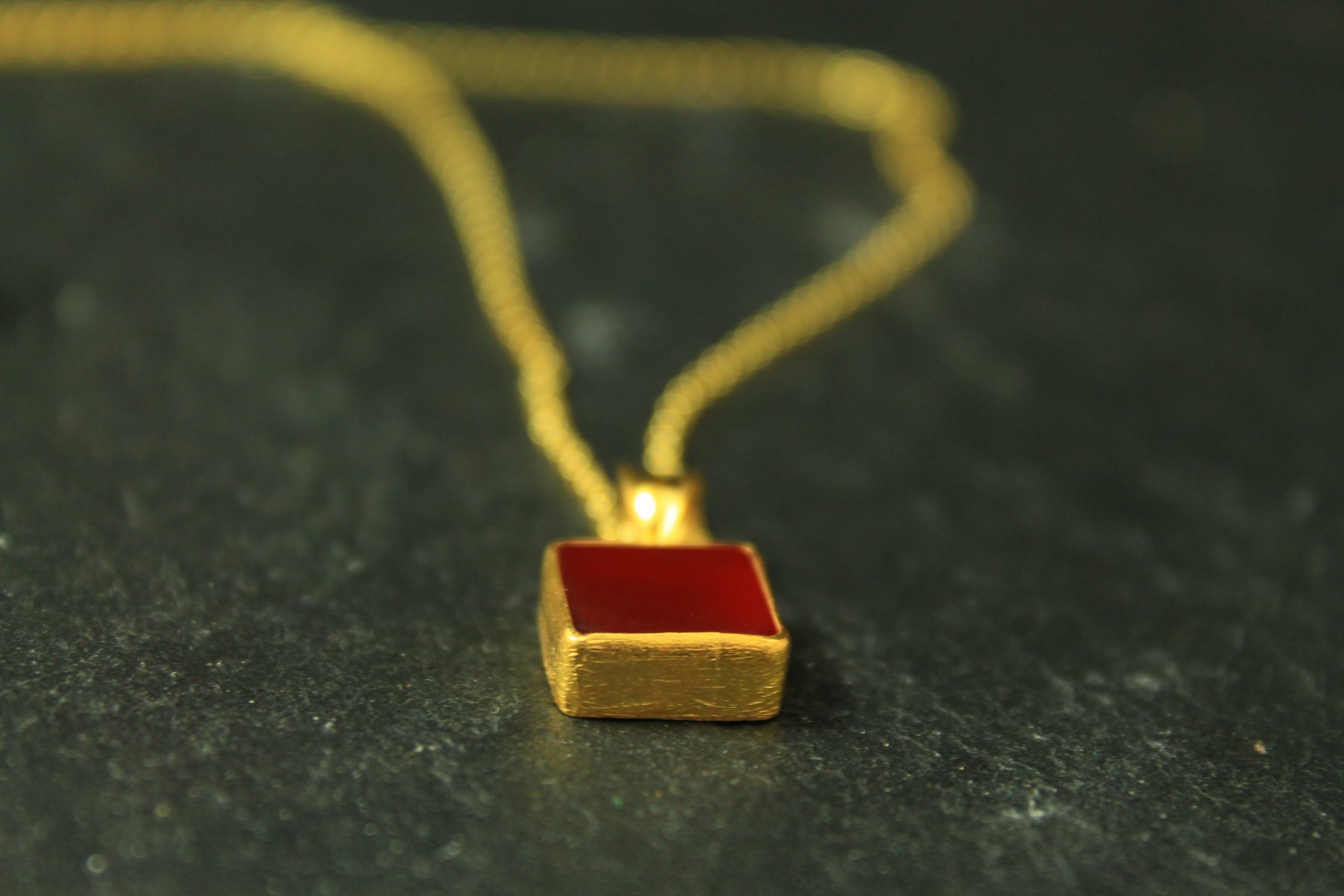 Coral Kette Gold mit rotem Stein by MYMigma